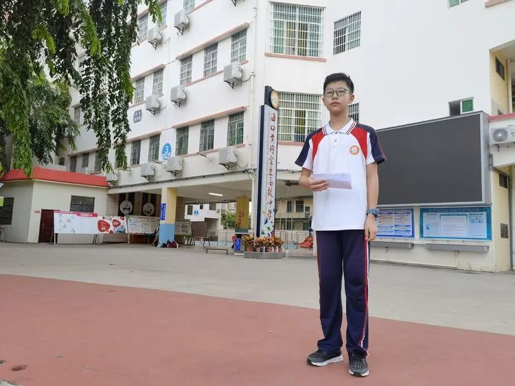 揚帆啟航新征程——?？邳S岡金盤高級中學(xué)初中部秋季學(xué)期第一次升國旗儀式