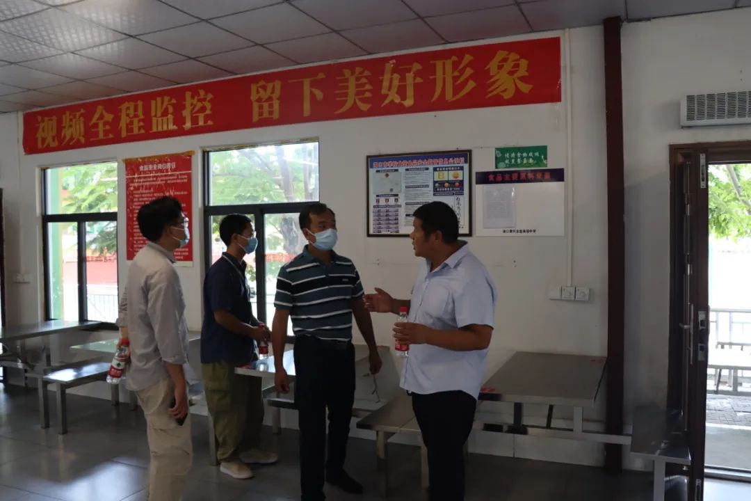 護航新學期——?？谑惺袌霰O(jiān)督管理局龍華分局來我校開展學校食堂食品安全檢查工作