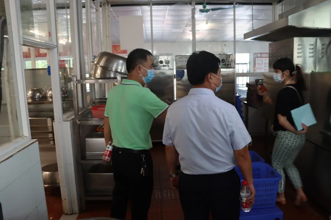 護航新學期——海口市市場監(jiān)督管理局龍華分局來我校開展學校食堂食品安全檢查工作