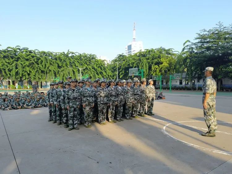 迷彩軍訓(xùn) 青春無悔