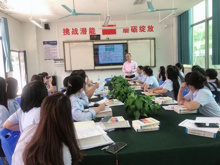 【校園動態(tài)】以教促學 引領(lǐng)方向——記海口市教培院羅家富老師蒞臨?？邳S岡金盤高級中學指導教學工作