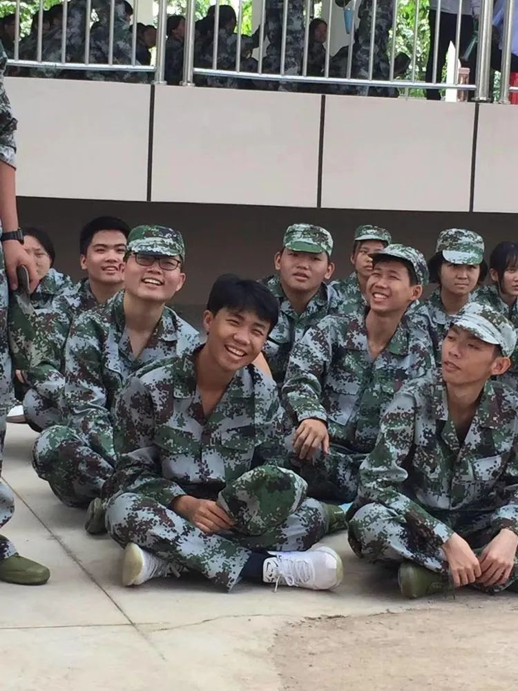 ?迷彩軍訓(xùn)，青春蛻變——海口黃岡金盤高級(jí)中學(xué)2021級(jí)高一年級(jí)軍訓(xùn)