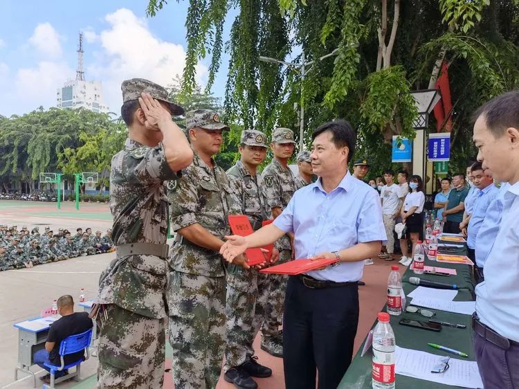 迷彩軍訓(xùn) 青春無悔