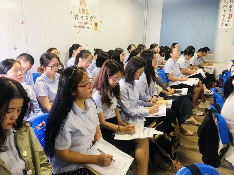 【校園動態(tài)】以教促學 引領(lǐng)方向——記?？谑薪膛嘣毫_家富老師蒞臨?？邳S岡金盤高級中學指導教學工作