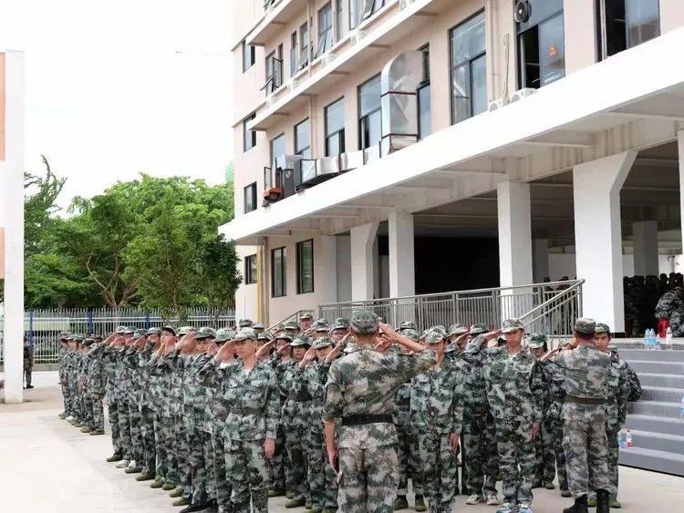 ?迷彩軍訓(xùn)，青春蛻變——海口黃岡金盤高級(jí)中學(xué)2021級(jí)高一年級(jí)軍訓(xùn)