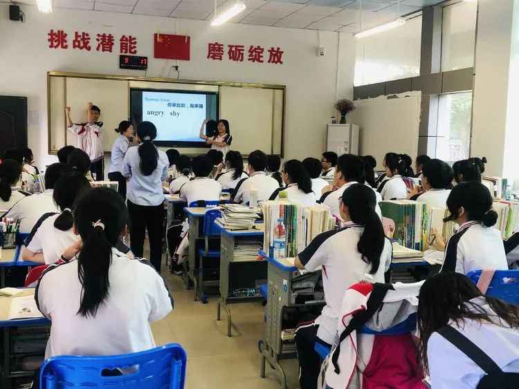 【校園動態(tài)】以教促學 引領(lǐng)方向——記?？谑薪膛嘣毫_家富老師蒞臨海口黃岡金盤高級中學指導教學工作