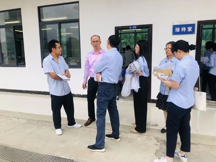 【校園動態(tài)】以教促學 引領(lǐng)方向——記?？谑薪膛嘣毫_家富老師蒞臨?？邳S岡金盤高級中學指導教學工作