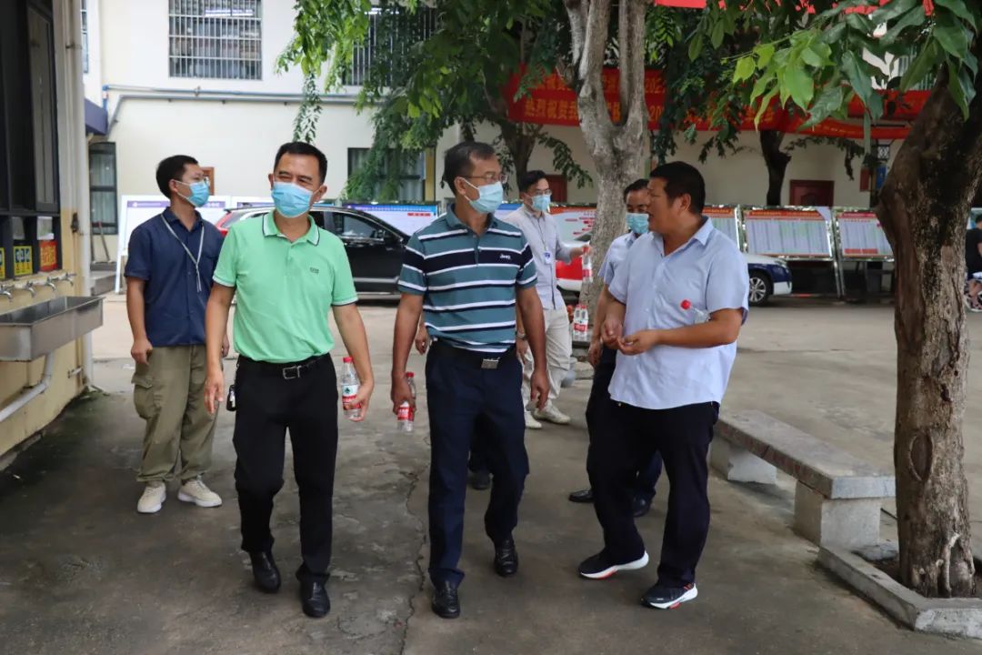 護航新學期——海口市市場監(jiān)督管理局龍華分局來我校開展學校食堂食品安全檢查工作