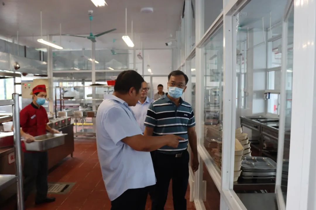 護航新學期——?？谑惺袌霰O(jiān)督管理局龍華分局來我校開展學校食堂食品安全檢查工作