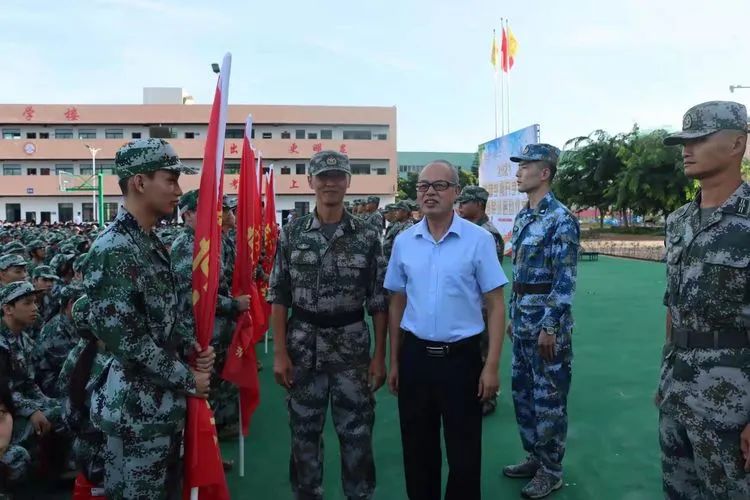 ?迷彩軍訓(xùn)，青春蛻變——?？邳S岡金盤高級(jí)中學(xué)2021級(jí)高一年級(jí)軍訓(xùn)