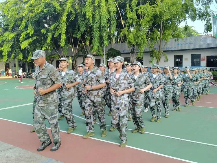 迷彩軍訓(xùn) 青春無悔