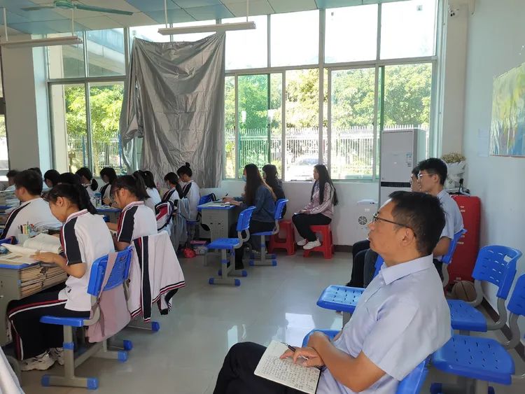 【教師風采】賽課磨礪促花開，三尺講臺展風采——?？邳S岡金盤高級中學教師賽課活動