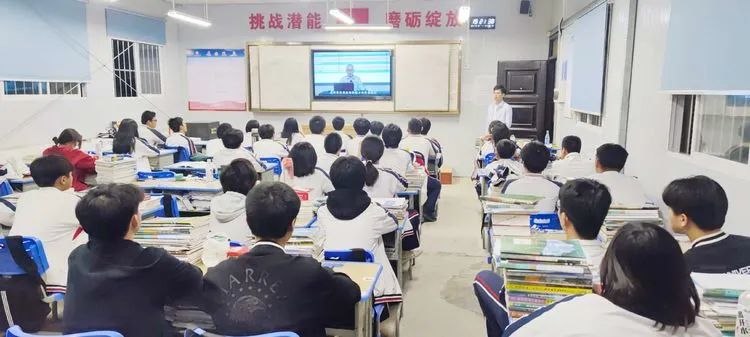 【學生動態(tài)】安全無小事 事關你我他——?？邳S岡金盤高級中學安全教育主題班會