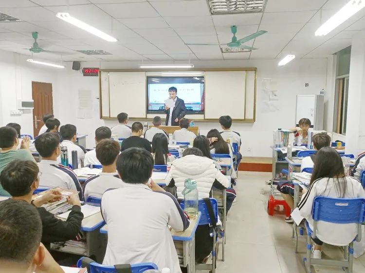 【學生動態(tài)】安全無小事 事關你我他——?？邳S岡金盤高級中學安全教育主題班會