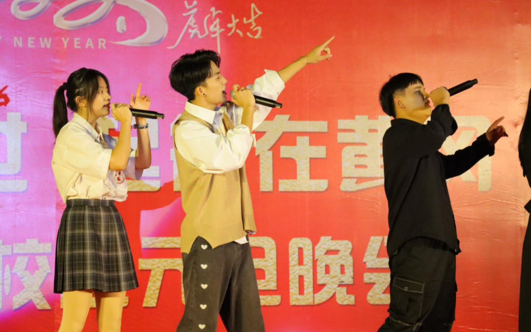 【校園新聞】青春逢盛世 起航在黃岡——?？邳S岡金盤(pán)高級(jí)中學(xué)2022椰海校區(qū)元旦晚會(huì)